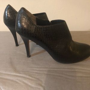 Cole Haan leather ankle boots like new